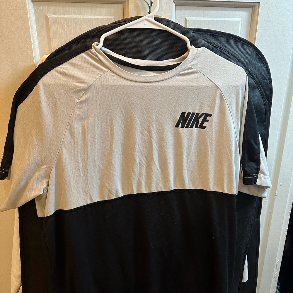 Nike Men's Two-Tone Black and Gray Tee
